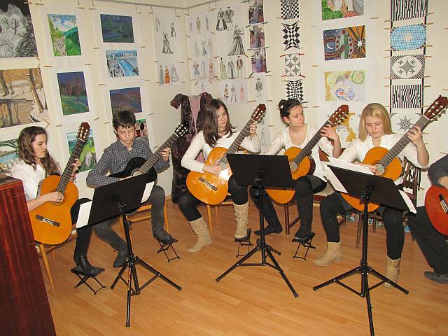 Fotogaléria A művészeti alapiskola képzőművészet szakos diákjainak munkáiból készült kiállítás megnyitója a Simonyi Lajos Galériában 2014.3.7. (9) A művészeti alapiskola képzőművészet szakos diákjainak munkáiból készült kiállítás megnyitója a Simonyi Lajos Galériában 2014.3.7.